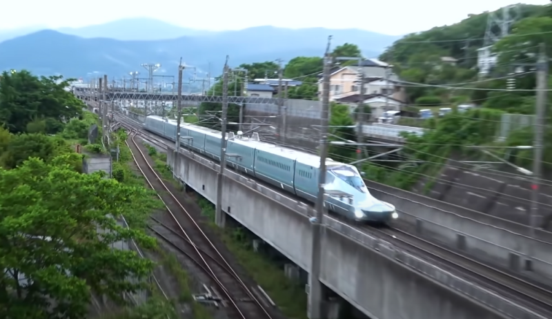 Японские поезда «Синкансен» – они передвигаются по стране со скоростью 300 км/ч