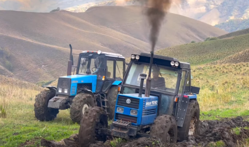 Битва тракторов МТЗ и NEW Holland – кто обладает лучшей проходимостью