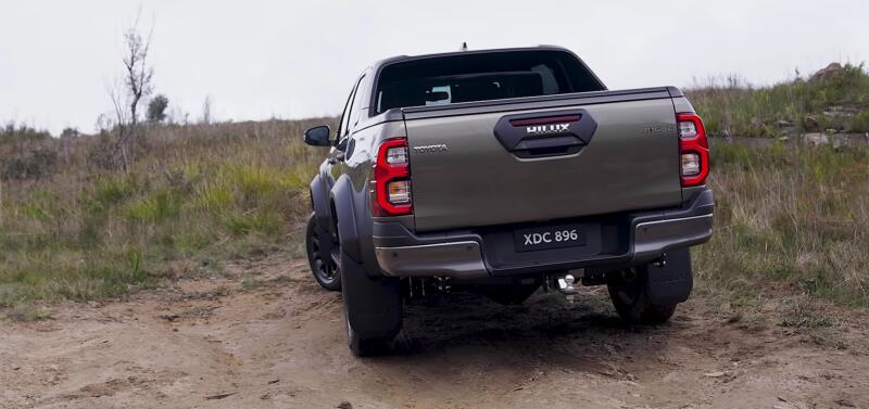 Автодилеры стали продавать новые Toyota Hilux