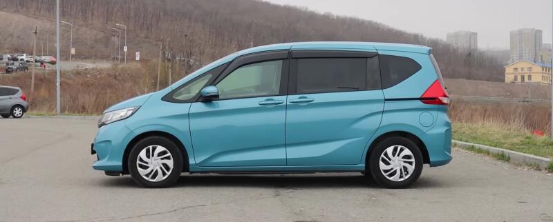 Компактные праворульные минивэны Honda Freed появились у российских дилеров