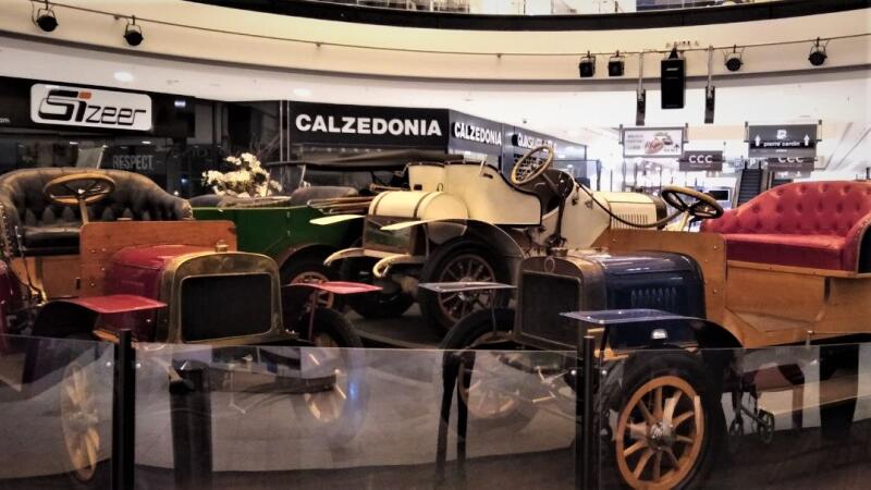 Výstava retro aut Laurin & Klement (předek koncernu Škoda) v Praze