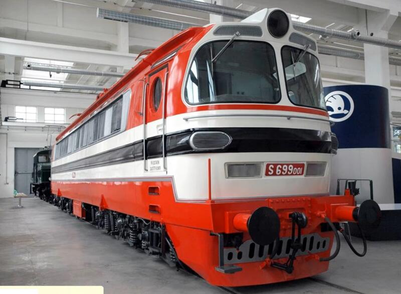 Skoda ChS4 - an electric locomotive with a plastic body