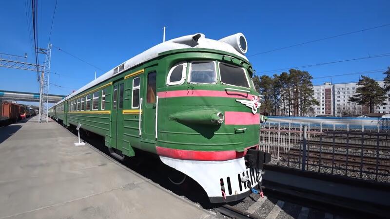 ER1 - tàu điện đầu tiên của Liên Xô có cửa tự động