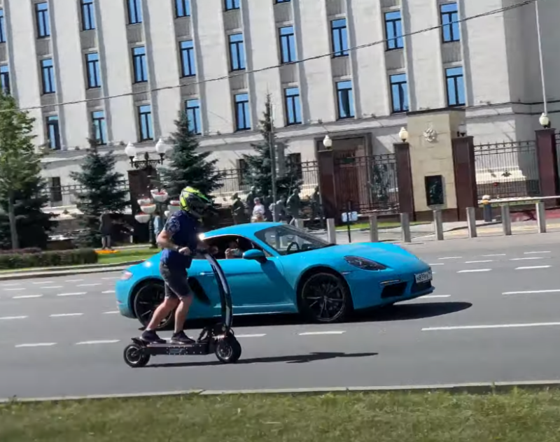 Electric scooter WEPED SST tried to overtake Porsche 718 Cayman