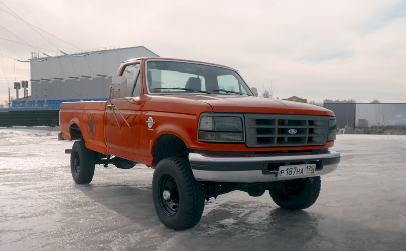 350'lardan kalma eski Ford F90 - bir çiftçi kamyonu böyle olmalı