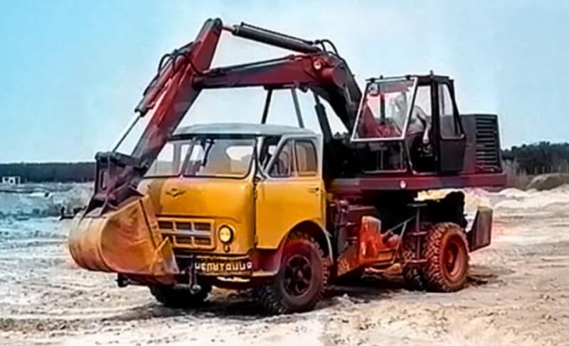 Why did the MAZ-500ASH excavator never go into production?