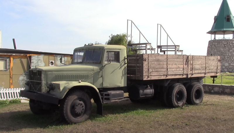 KrAZ-257 - legendarna radziecka ciężarówka z kabiną na drewnianej ramie