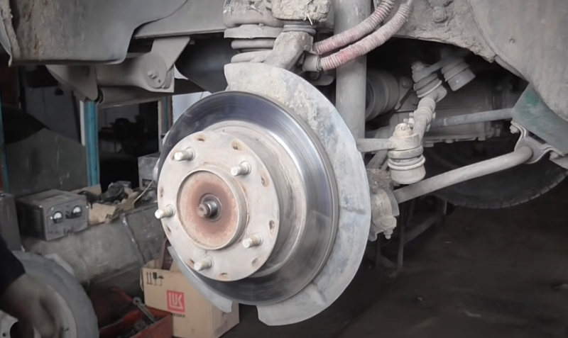 Replacement of bearings of a nave of a forward wheel of Chevrolet Niva