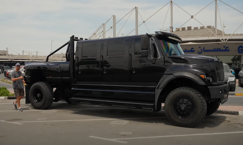 Luxurious pickup International - it is the size of a KAMAZ dump truck