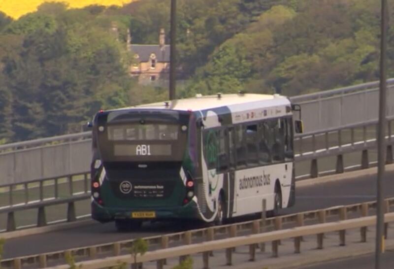 Первый в мире беспилотный автобус начал перевозить пассажиров