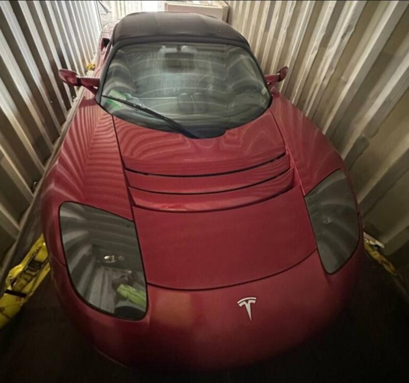 Три Tesla Roadster были забыты в контейнере и теперь стоят миллионы