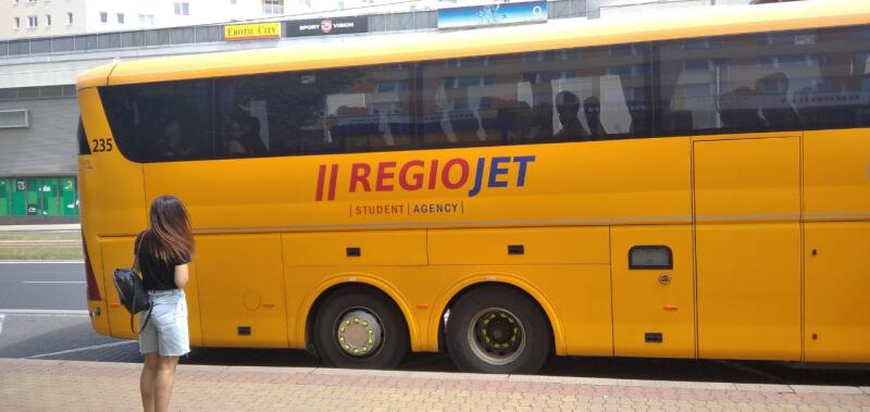 Поездка на автобусе RegioJet (желтый Scania Irizar PB)