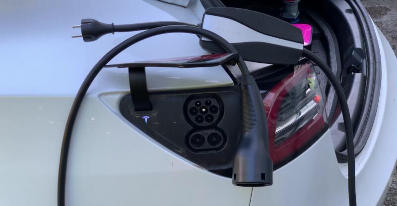 GM патентует автоматическую зарядку для электромобилей