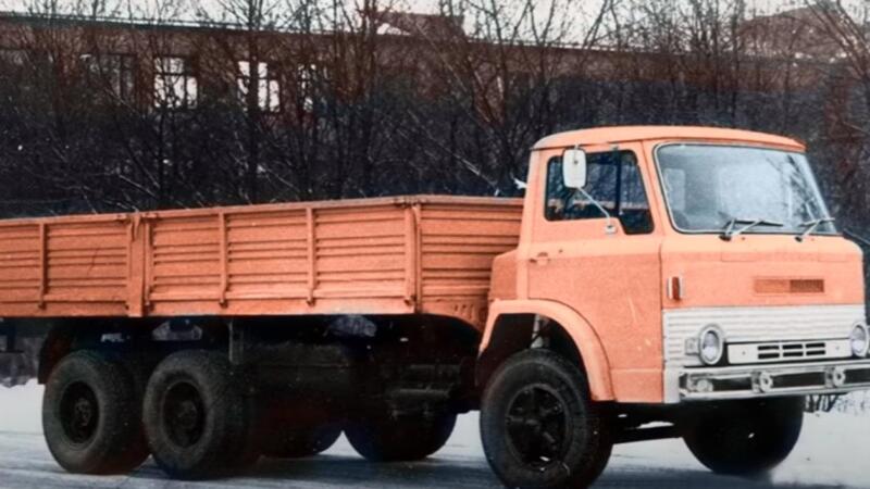 Бескапотный Урал-385 с кабиной от Ford