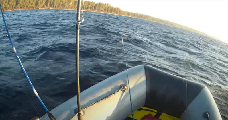 Güçlü bir dalgada motorlu bir PVC tekne nasıl sürülür