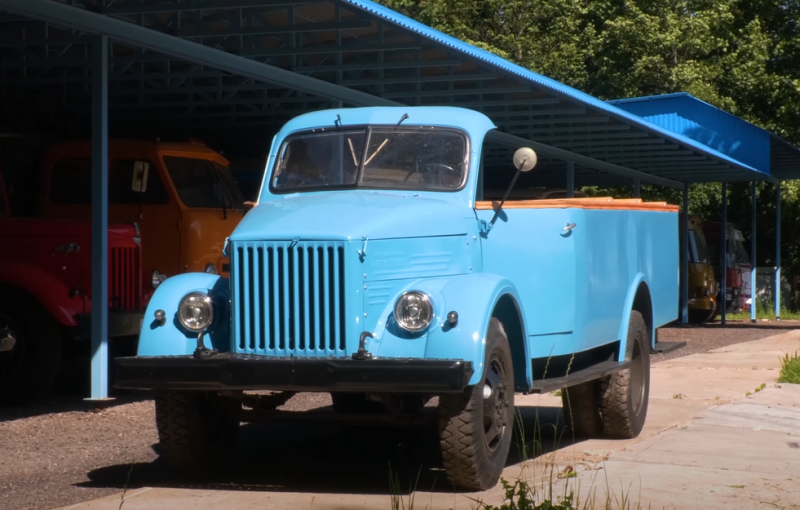 Kamyon şasisi üzerinde Sovyet cabriolet - ancak basit ve çok koltuklu