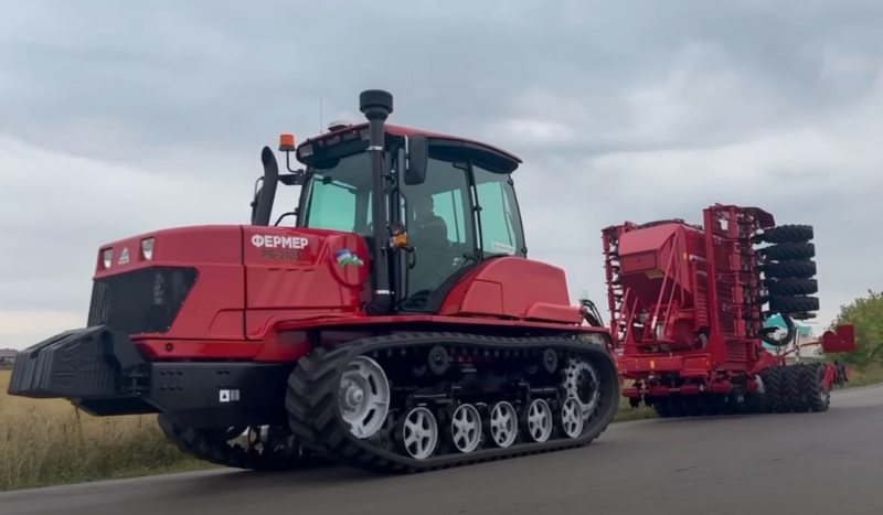 Traktör "Çiftçi" RB-2103 - MTZ ayrıca paletli modeller de üretiyor