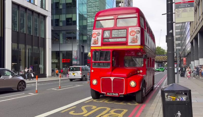 Двухэтажный автобус AEC Routemaster – один из символов британской столицы