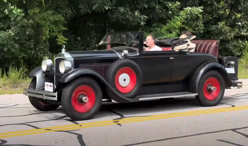 Packard - markanın tarihi ve unutulmuş 526 Convertible Coupe'nin yeniden canlandırılması