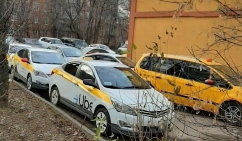 В МВД поддержали инициативу запретить стоянки такси в жилых зонах