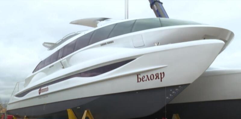 В России спустили на воду новый большой катамаран-электроход «Белояр»