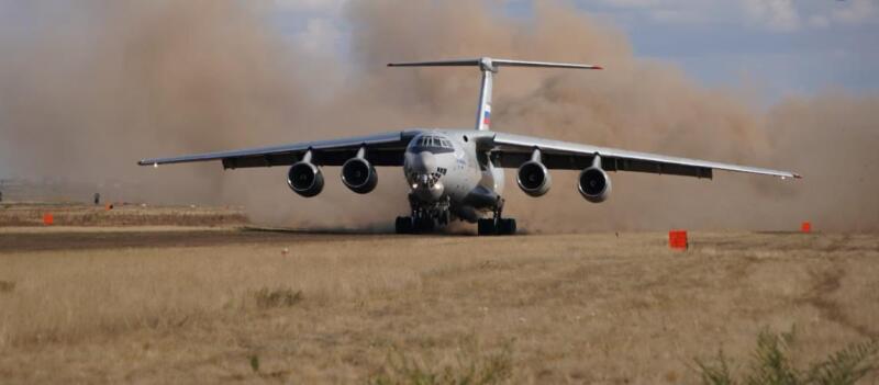 Ciężki samolot transportowy Ił-76MD-90A po raz pierwszy pomyślnie wylądował na polu walki
