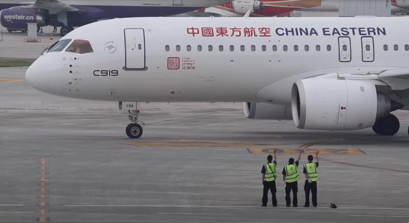 قدمت الصين نسختين جديدتين من طائرة الركاب الواعدة كوماك سي 919