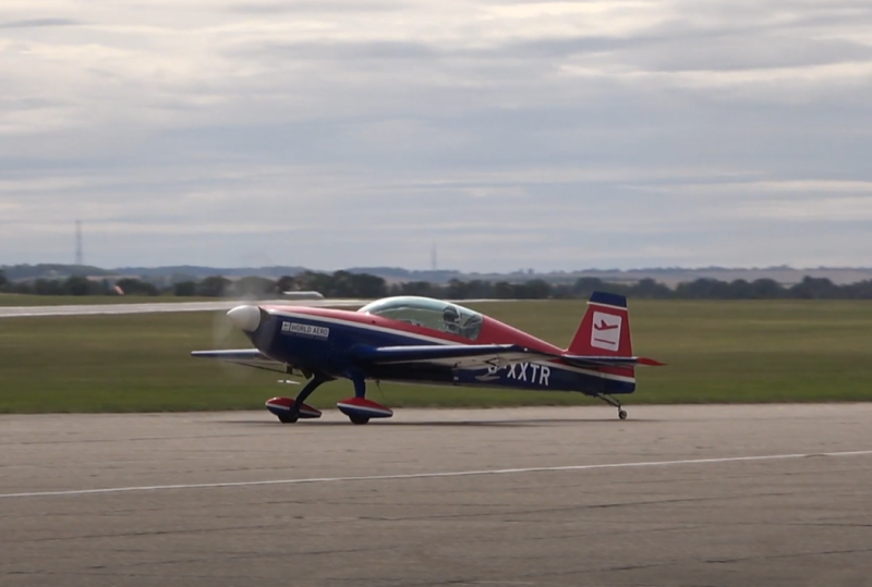 Máy bay thể thao Extra EA-300 – màn nhào lộn trên không vượt trội