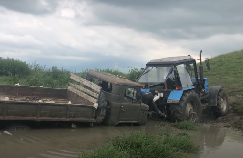 Radzieckie ciężarówki GAZ „wpadły w kałużę”, a białoruski ciągnik jest jeszcze lepszy