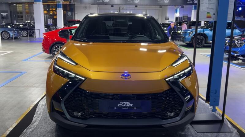 Toyota объявила о старте продаж кроссовера C-HR