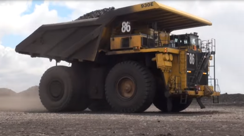 Těžební vozík Komatsu 930E-4 je pro těžařský průmysl zásadní změnou.