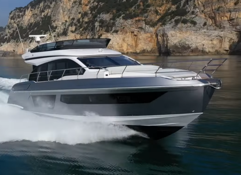 Azimut 53 Flybridge: стиль, комфорт и функциональность в одной лодке