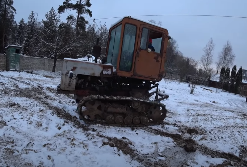 Pojechał radziecki traktor gąsienicowy, nadający się tylko do złomu