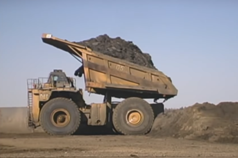Caterpillar 797B is the world's largest manual transmission dump truck