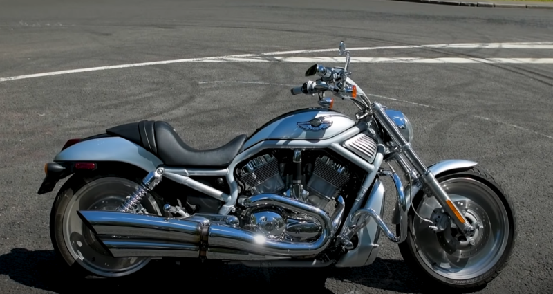 Harley-Davidson V-Rod bir "ucube" değil, tam teşekküllü bir motorlu kruvazördür