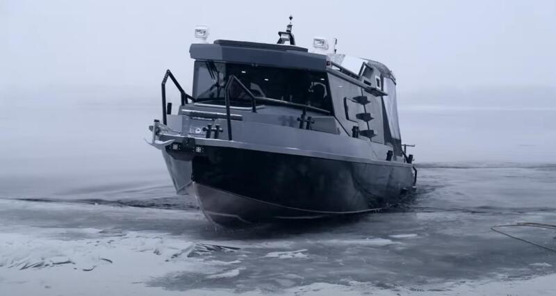 They know how to do it with us! A compact cabin boat with the working title AMG 870 Cruise conquers the ice on the Volga