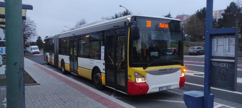 Популярный в Европе сочлененный городской автобус Iveco Urbanway 18M
