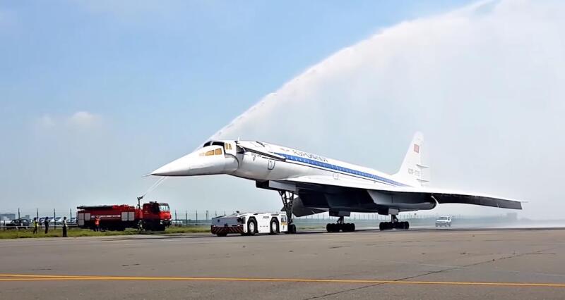 Tu-144의 작동 모습 - 소련의 "초음속"의 독특한 영상