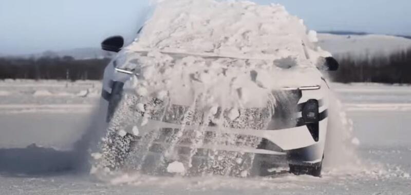 Китайский электромобиль ЕТ9, способный просто отряхнуться от снега