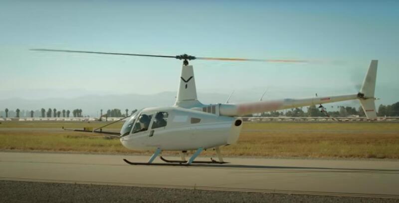 하나의 조이스틱과 두 개의 터치 스크린 - 매우 간단한 제어 시스템을 갖춘 헬리콥터가 제공됩니다.