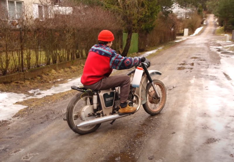 Izh 오토바이가 40년 동안 활동이 없었다가 도로에 다시 등장했습니다. 이는 자전거 타는 사람이 되기 위한 예산 방법입니다.