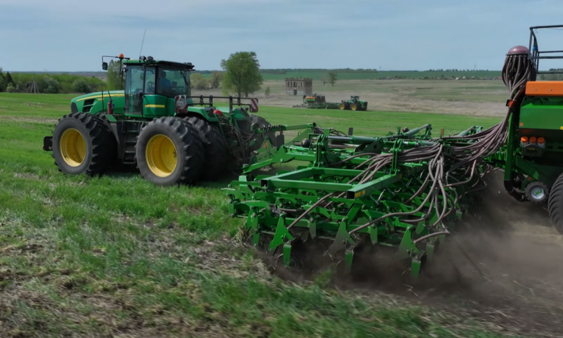 The JOHN DEERE 9430 tractor in tandem with the AMAZONE DMC 12001 “raises” agriculture