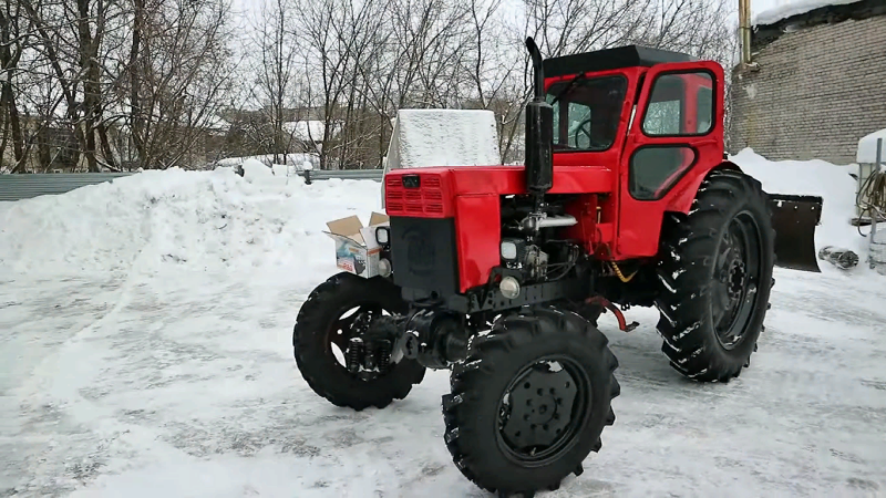 Sovětský traktor T-40 je nepostradatelným pomocníkem na zahradě a ve sklenících