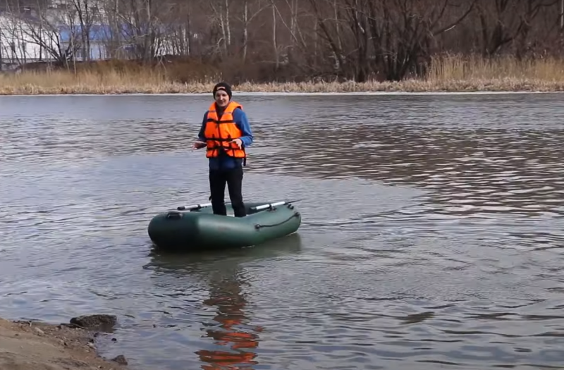 Благодаря слани на дне в лодке Polar Bird можно безопасно стоять во весь рост. Фото: YouTube.com