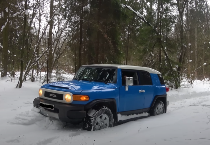 Toyota FJ Cruiser – a charismatic Japanese SUV in a Russian forest in winter