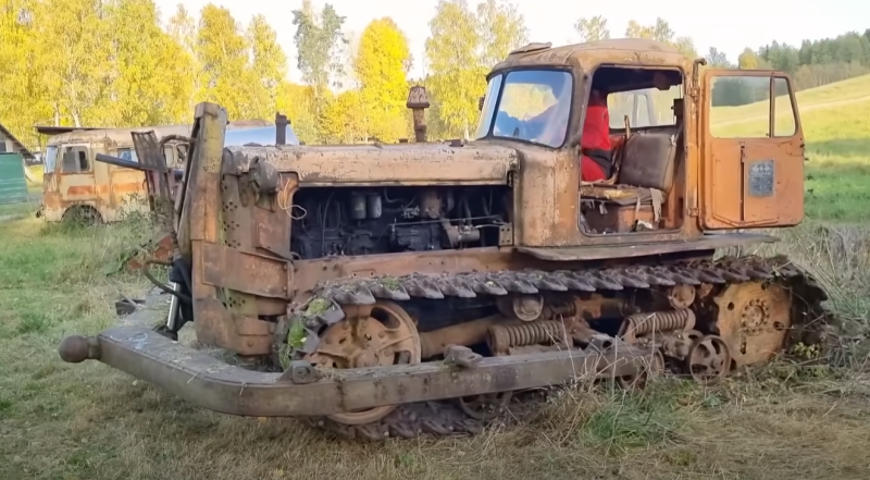 Sovětský traktor DT-75 se nebojí desetiletí nečinnosti - je připraven k práci