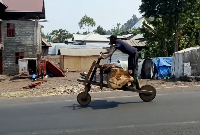 Afrika ahşap scooterları ve diğer egzotik ulaşım türleri