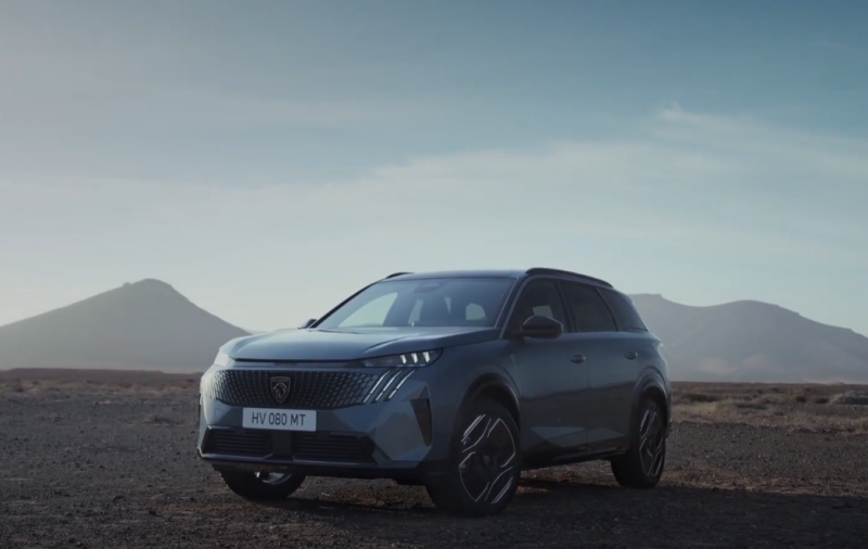 The new Peugeot 5008 debuted - a mid-size three-row crossover