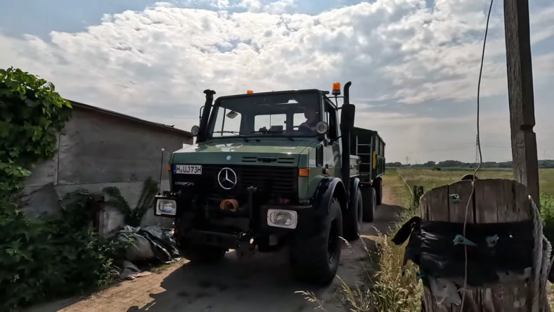 Универсальный коммунальный грузовичок Mercedes-Benz Unimog U1200