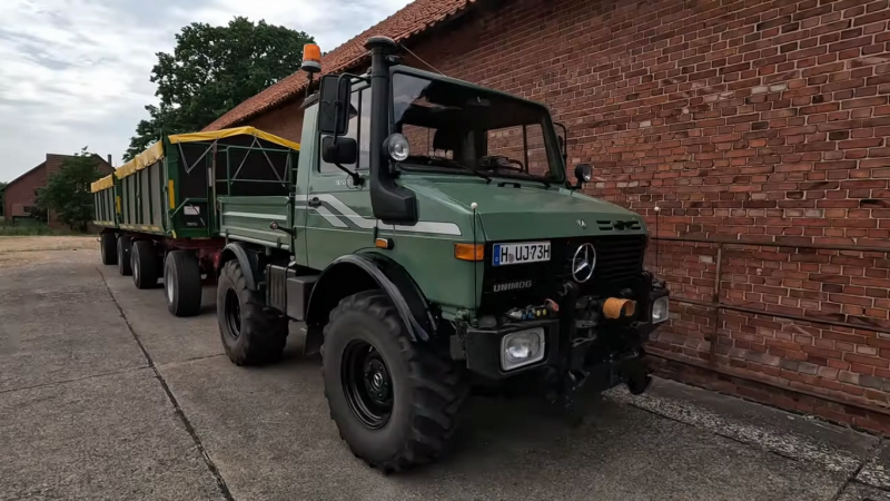 Универсальный коммунальный грузовичок Mercedes-Benz Unimog U1200